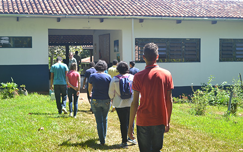 Grupo de alunos e servidores no momento da chegada na Escola Família Agrícola de Goiás